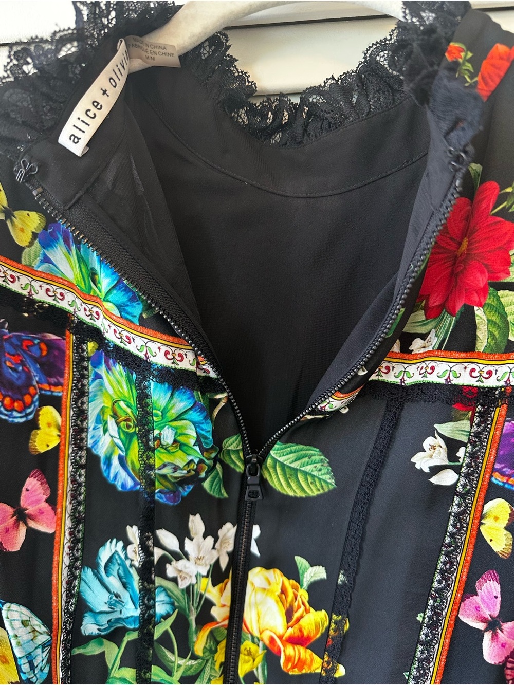 Alice + Olivia Black Multicolor Floral & Butterfly Cropped Blouse - Picture 6 of 8